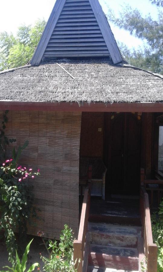 Coral Beach Pizza Cottages Gili Trawangan Habitación foto