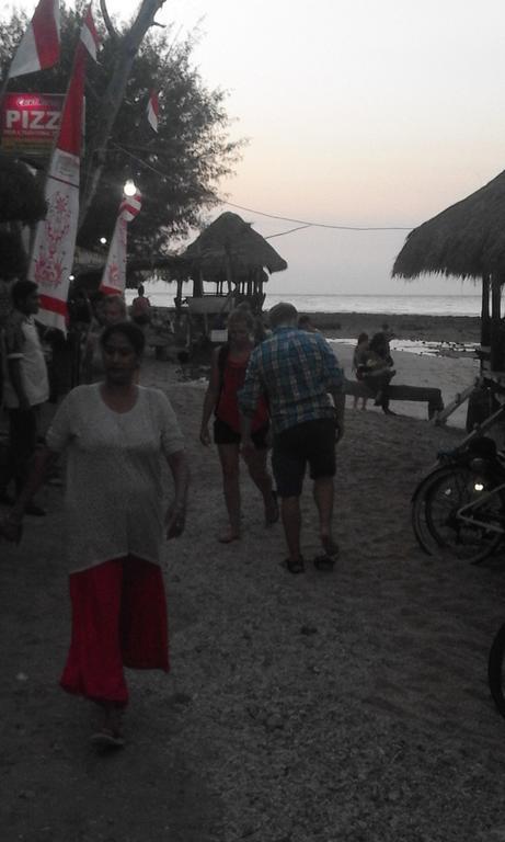 Coral Beach Pizza Cottages Gili Trawangan Exterior foto