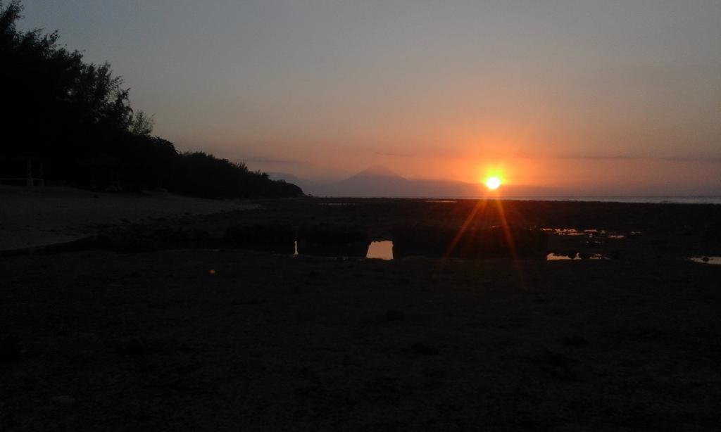 Coral Beach Pizza Cottages Gili Trawangan Exterior foto