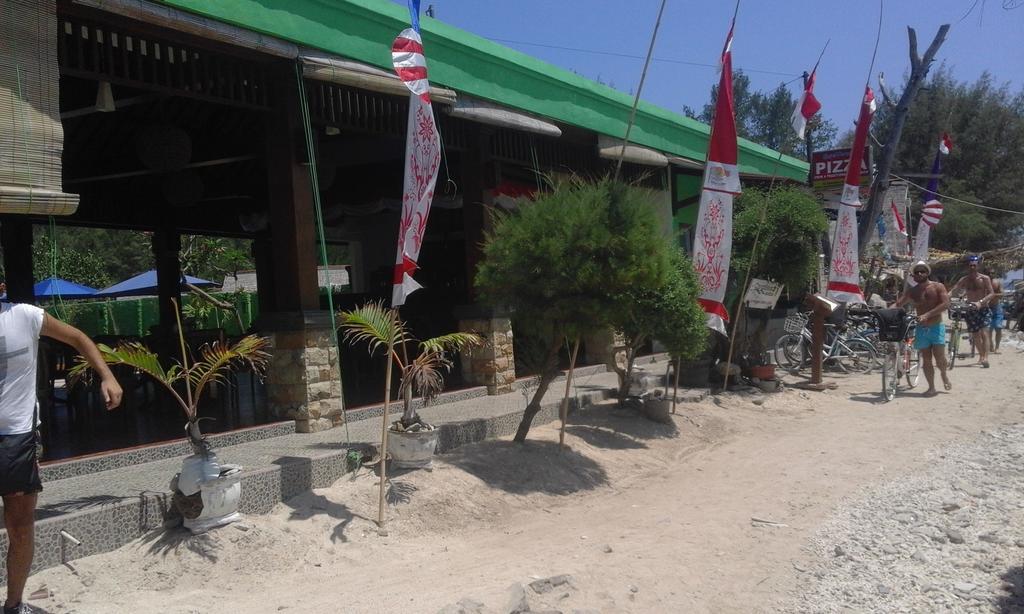 Coral Beach Pizza Cottages Gili Trawangan Exterior foto