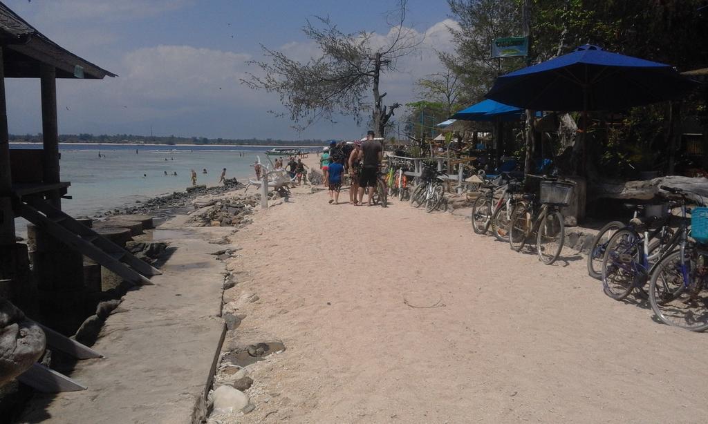 Coral Beach Pizza Cottages Gili Trawangan Exterior foto