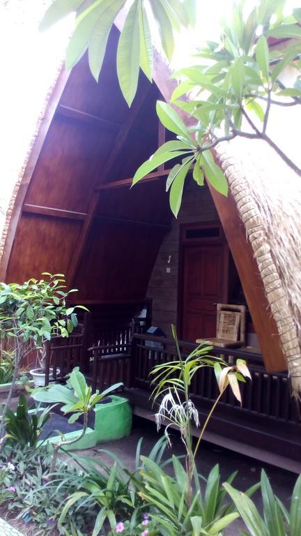 Coral Beach Pizza Cottages Gili Trawangan Exterior foto
