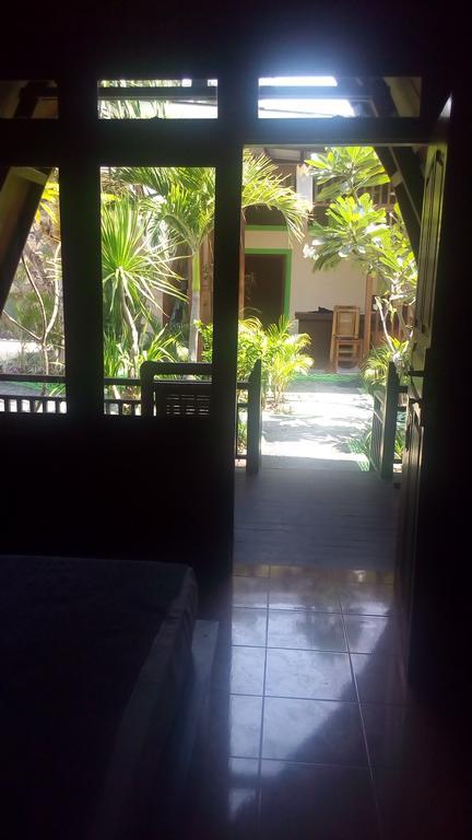 Coral Beach Pizza Cottages Gili Trawangan Exterior foto