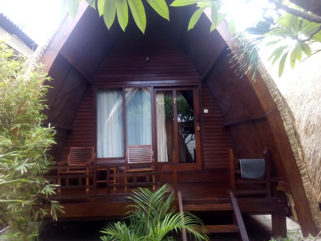 Coral Beach Pizza Cottages Gili Trawangan Exterior foto