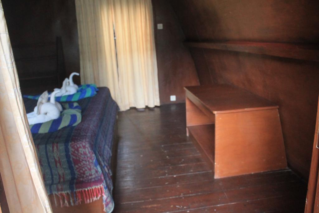 Coral Beach Pizza Cottages Gili Trawangan Exterior foto
