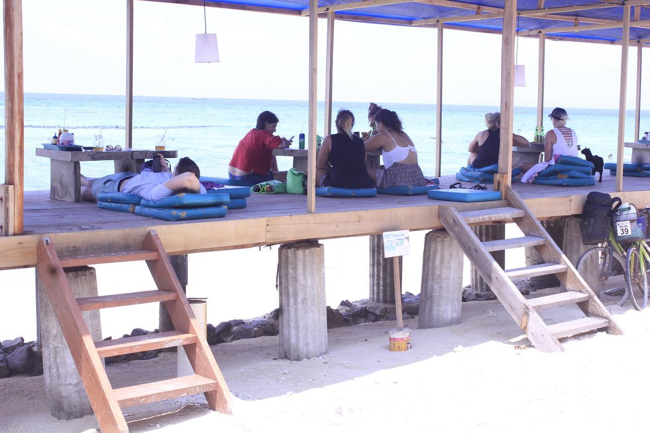Coral Beach Pizza Cottages Gili Trawangan Exterior foto